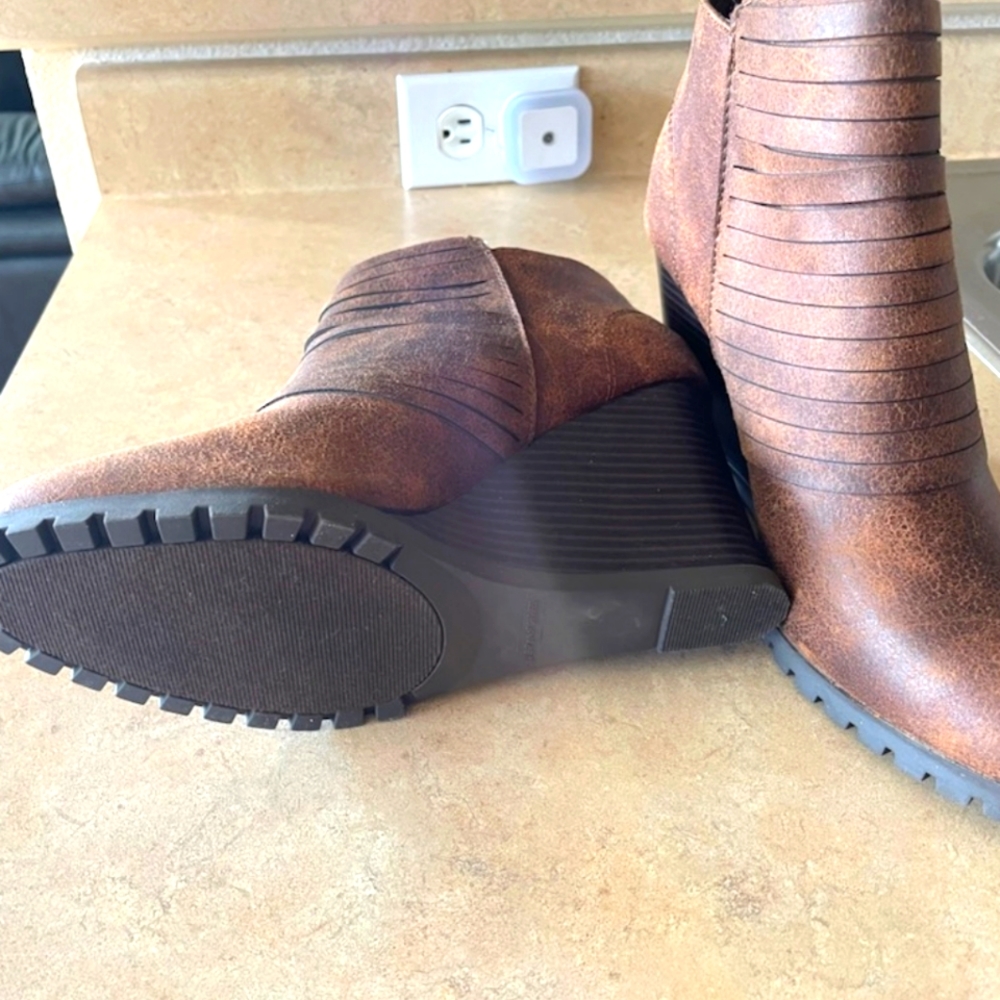 New Brown Ankle Boots. Size 8.5
